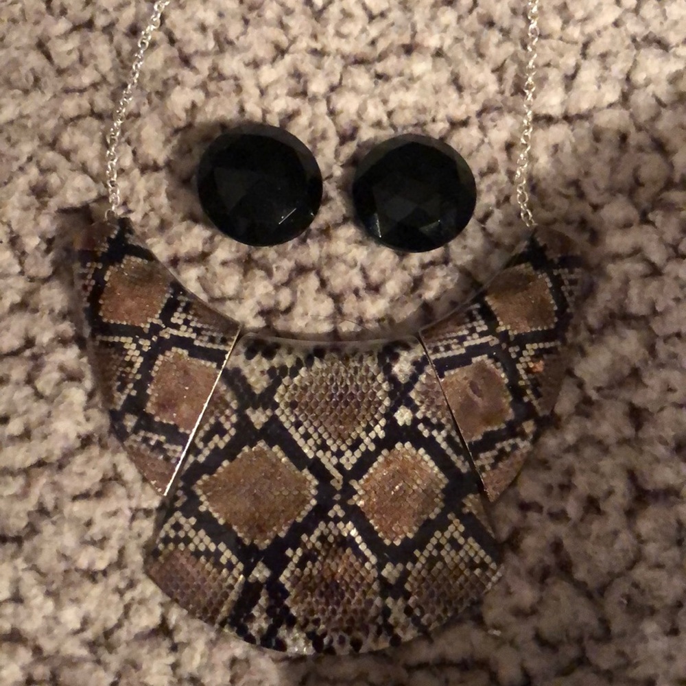 leopard clunky necklace & black clip-on earrings